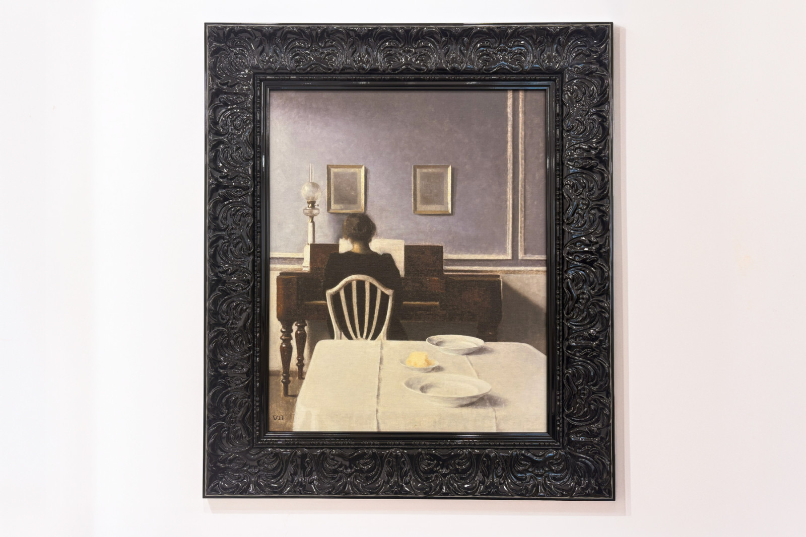 Interiör med ung kvinna vid pianot - Vilhelm Hammershoi