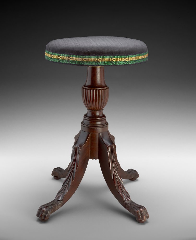 Musikpall, ca 1810-15 (mahogny; linneband, hästhår och stål) av American School