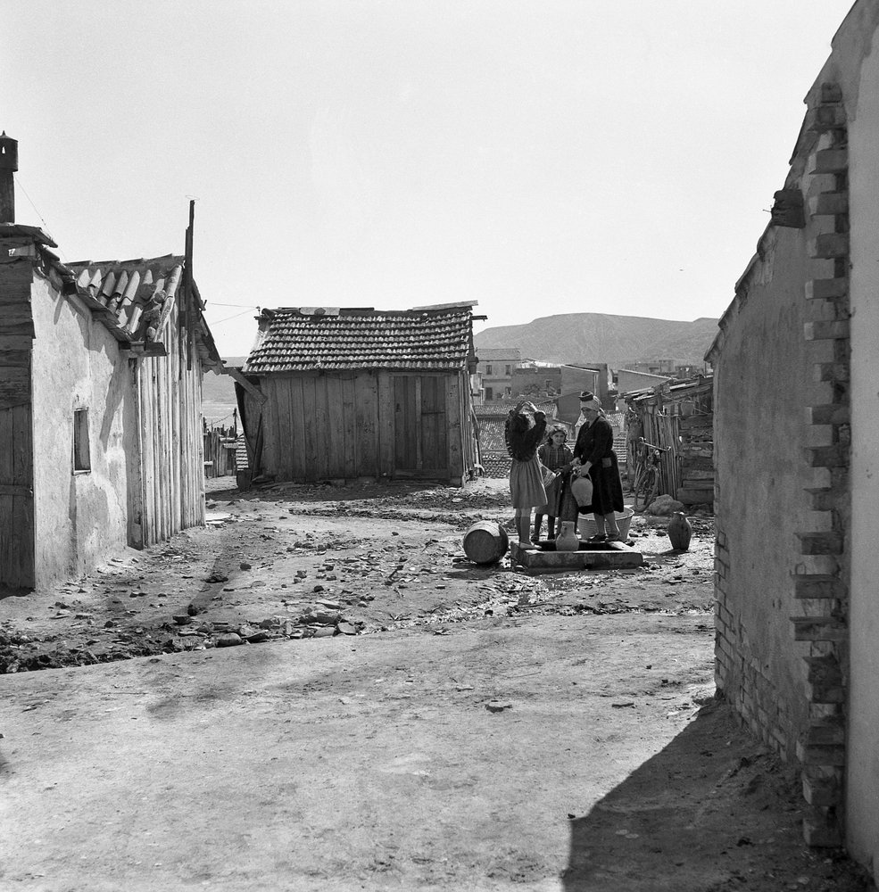 CROTONE - VID FONTÄNEN av Ando Gilardi