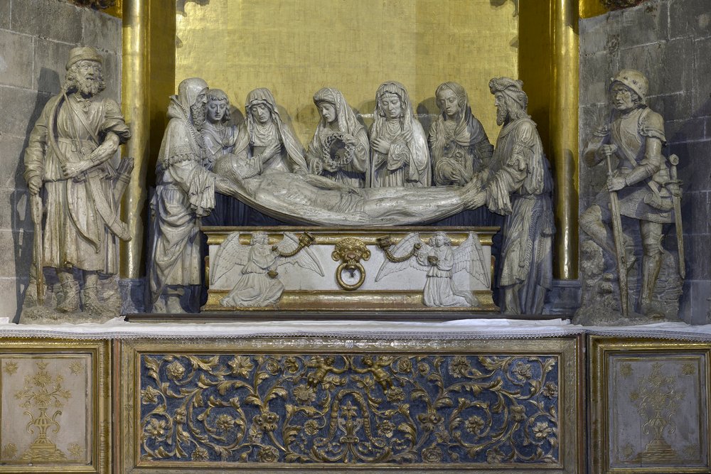 Graven: Kristi hölje hålls av Nicomede och Josef av Arimathia som håller Jesu huvud, bakom, Sankt Johannes stödjer Jungfru Maria, följt av tre kvinnor, den första bär kronans krona och den sista är Maria Magdalena - Skulptur (f av Arnaud de (attr.to) Moles