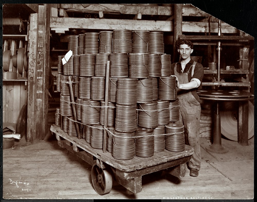 Interiörvy av en man som arbetar med läder på New York Leather Belting Co., New York, 1906 (silvergelatintryck) av Byron Company