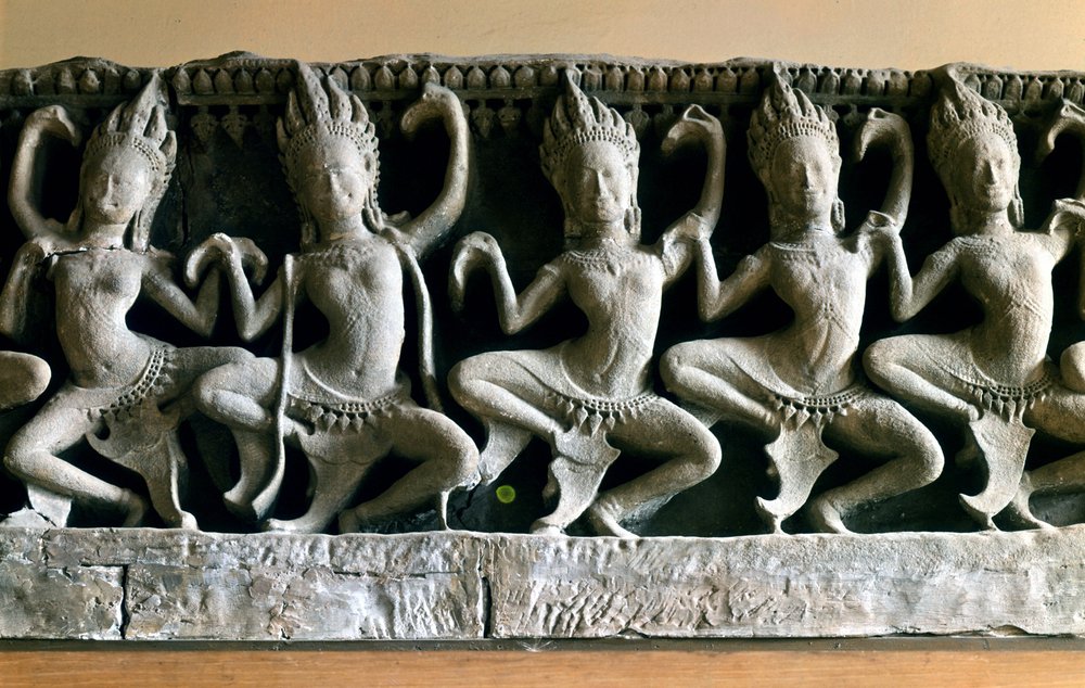 Apsaras, mycket unga och vackra varelser som dansade på Indras gård. Hinduistisk mytologi. Konst Khmer, Bayon-templet av Cambodian