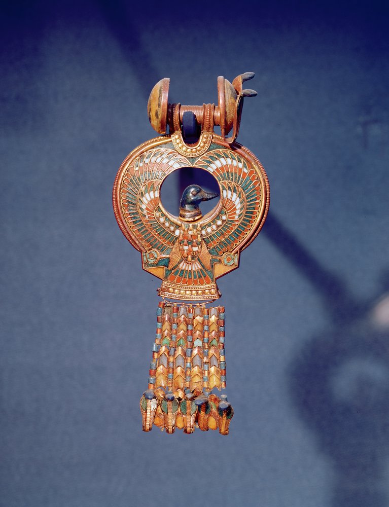 Vänster örhänge från ett par örhängen med en blåfågel, från Tutankhamons grav, Konungarnas dal, Thebe, ca 1347-37 f.Kr. (guld och smält glas) (344029) av Egyptian 18th Dynasty