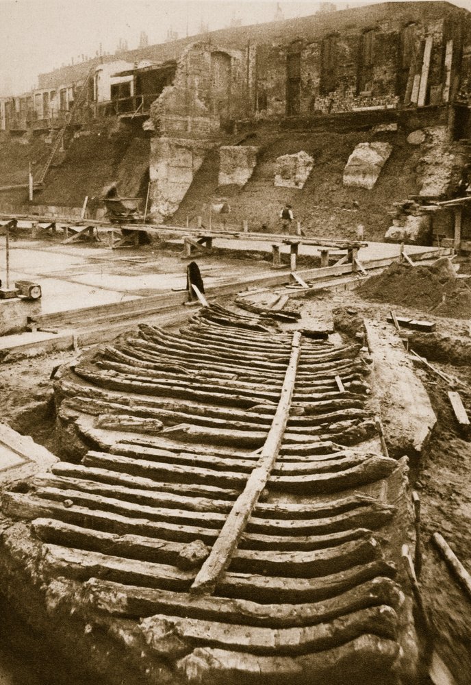 Galley, hittades på platsen för County Hall 1910 (sepiafoto) av English Photographer