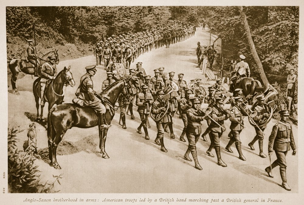 Anglo Saxon vapenbroderskap: Amerikanska trupper ledda av ett brittiskt band som marscherar förbi en brittisk general i Frankrike, 1914-19 av English School