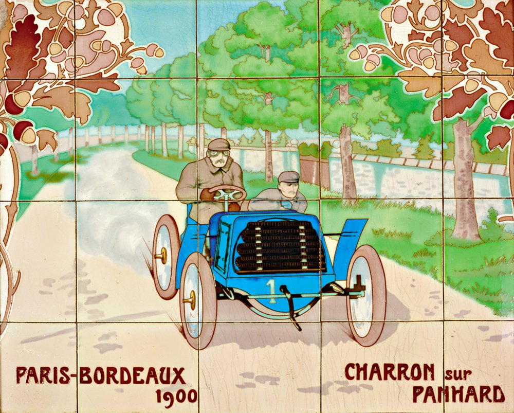 Charron kör en Panhard-bil i loppet Paris-Bordeaux 1900: keramiska plattor tillverkade av Gilardoni Fils et Cie i Paris, efter en ritning av Ernest Montaut (1878-1909) av Ernest Montaut