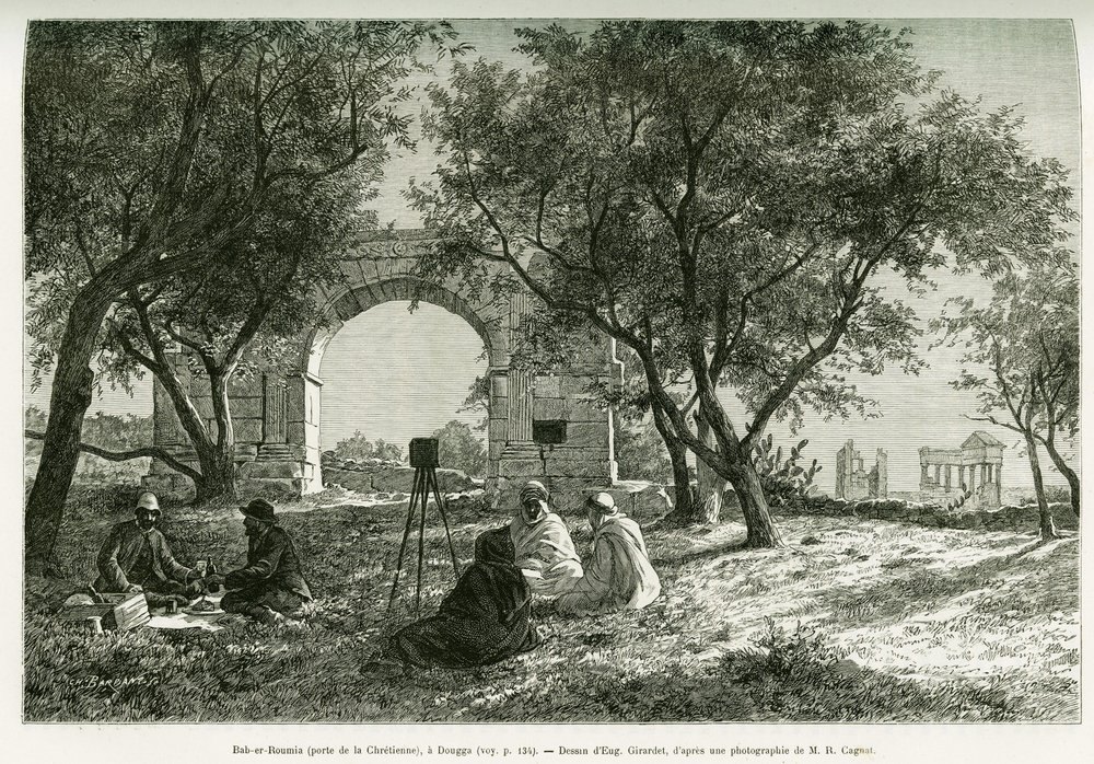 Bab-er-Roumia (Bab er Roumia), den kristna kvinnans port, romerska ruiner i Dougga, resenärer och deras guider på picknick runt en kamera. Gravyr av Eugène Girardet som illustration till berättelsen ”Voyage en Tunisie” av R. Cagnat och H. Saladin av Eugene Alexis Girardet