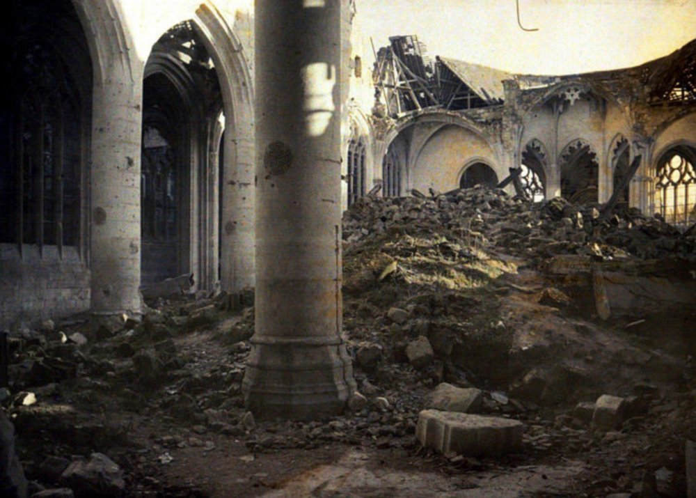 Interiören i den svårt skadade kyrkan, Roye, Somme, Frankrike, 1917 (autokrom) av Fernand Cuville