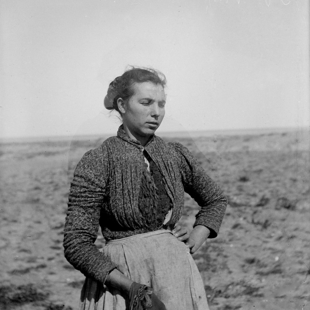 Porträtt av en ung bonde i traditionell klädsel, Abruzzo, Italien, ca 1900 av Francesco Paolo Michetti