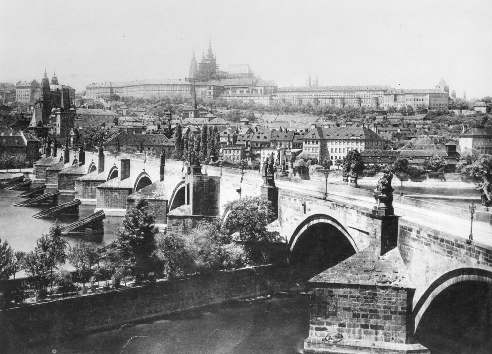 Utsikt över Prag som visar det kejserliga palatset (Hradschin) och Karlsbron, sent 1800-tal av French Photographer