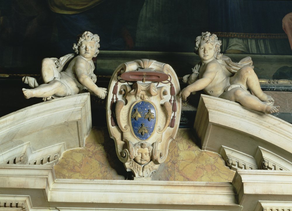 Interiör från Barberini-kapellet, detalj av dekorativ gavel med två keruber som bär en vapensköld, marmor och lapis lazuli av Gian Lorenzo Bernini