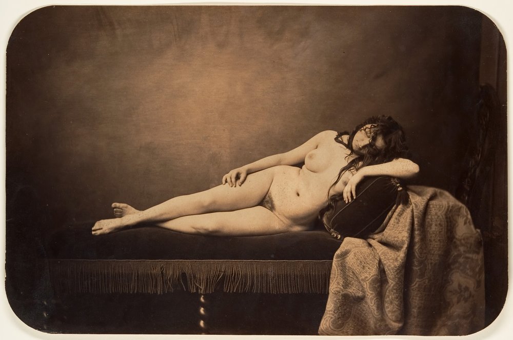 Liggande kvinnlig nakenmodell på en Récamier-soffa, cirka 1856 av Gustave Le Gray