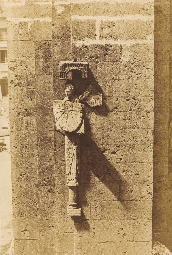 Ängel som bär ett solur, Chartres kyrka, 1852 (foto) av Henri Jean-Louis Le Secq