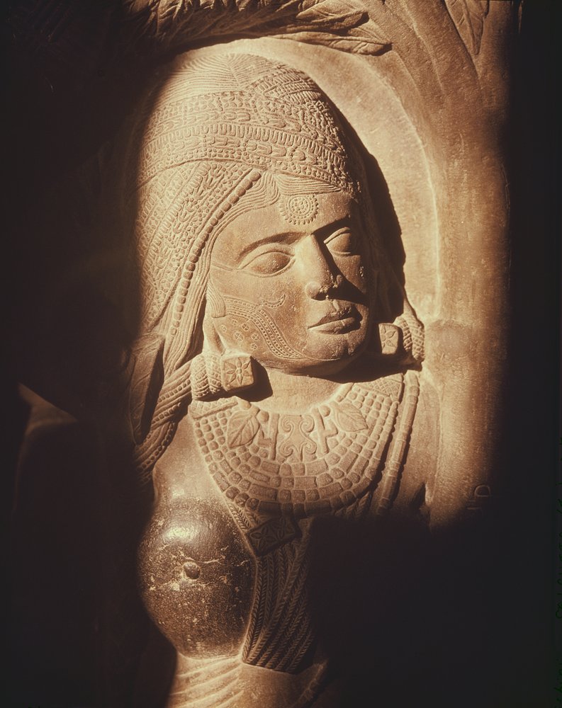 Huvudet på en yakshini, från porten till en buddhistisk stupa vid Bharhut, Madhya Pradesh, sena Mauryan-perioden, Sunga-dynastin (180-72 f.Kr.) av Indian School