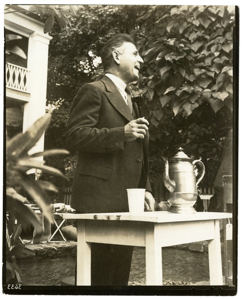 John W. Mitchell berömda auktionsförrättare, Country Auction i Greenwich, Conn eller Weston, Conn av Jessie Tarbox Beals
