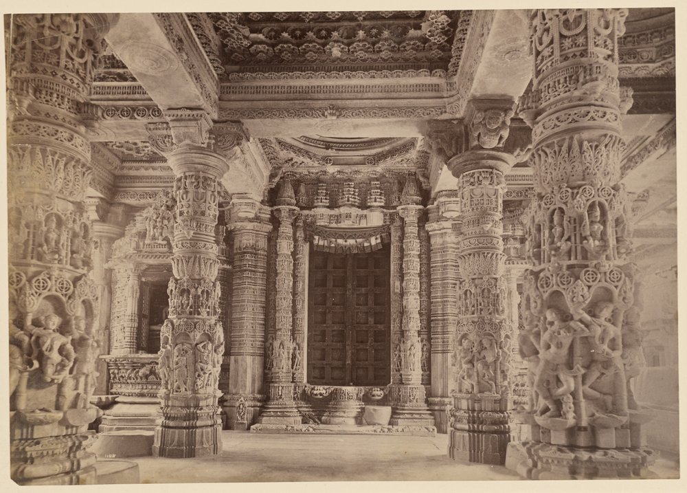 Dörröppning och övre pelare, Delwara-templet, Mount Abu av Lala Deen Dayal