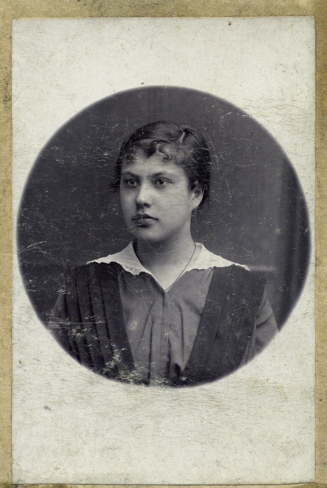 Vintageporträtt av en ung flicka. Bilden togs omkring 1914 år (foto) av Mikhail Pogosov