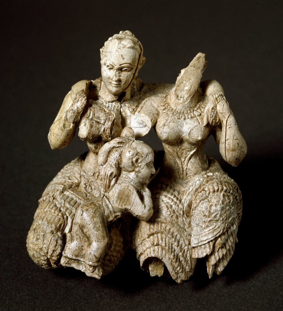 Mykensk konst: elfenbensidol bestående av två gudomar och ett barn - 1500 f.Kr., mått: 7,5 cm - Nationella arkeologiska museet i Aten, Grekland - Två mykenska gudomar och ett barn - Elfenbensskulptur (H. 7,5 cm) av Mycenaean