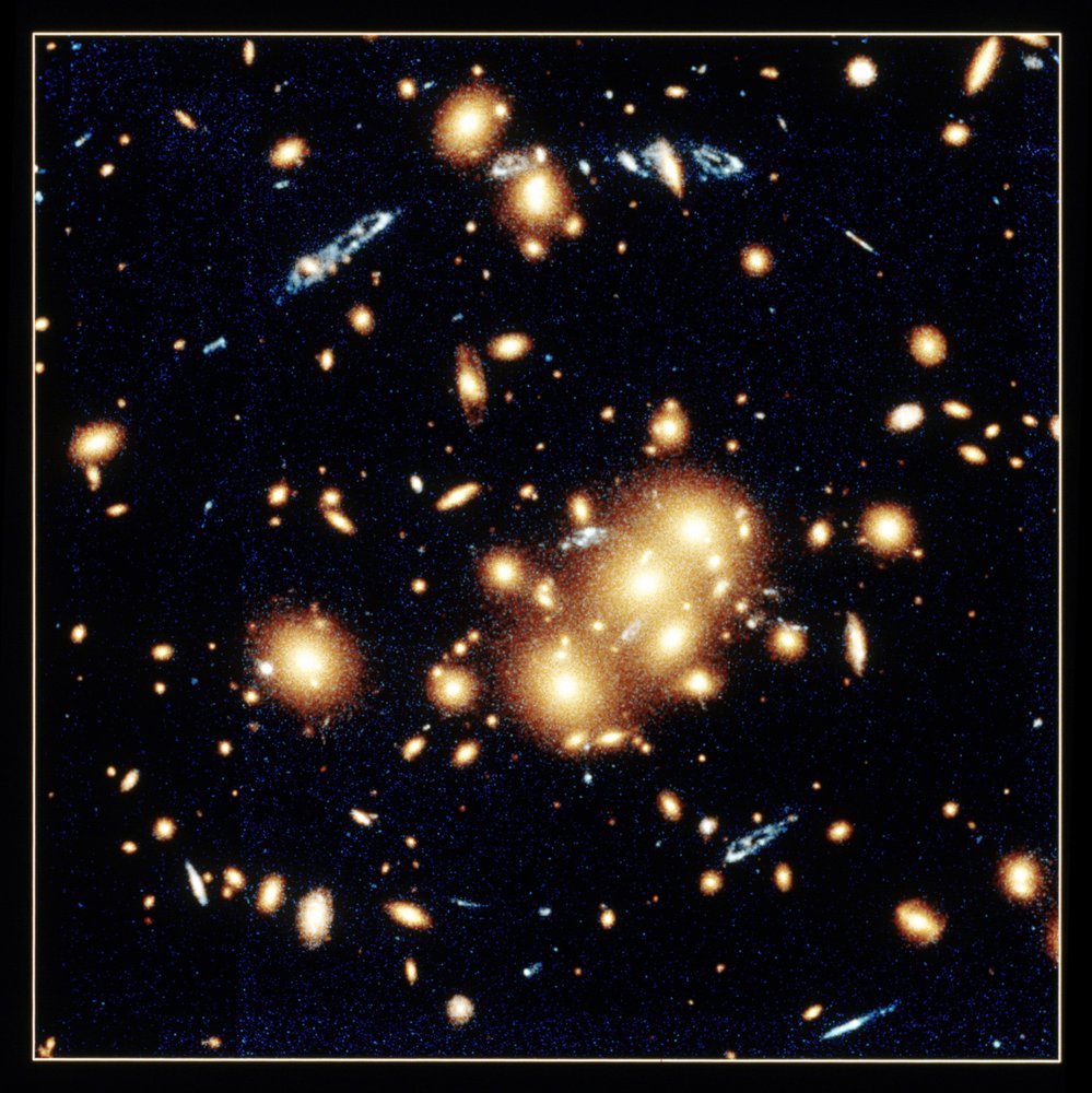 Gravitationslins i CL0024 plus 1654. W.Collet (Princeton). NASA fotografi. av National Aeronautics and Space Administration National Aeronautics and Space Administration