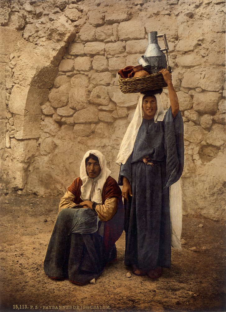 Arabiska kvinnor som bär mjölkkrukor, Jerusalem, omkring 1880-1900 av Swiss Photographer