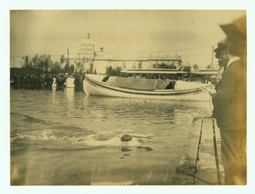 Horizontal photograph of aswimmer about to reach the finish platform av Unbekannt Unbekannt