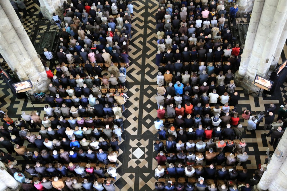 De troendes församling. Biskopsvigning. Amiens katedral, Amiens, Frankrike av Unbekannt