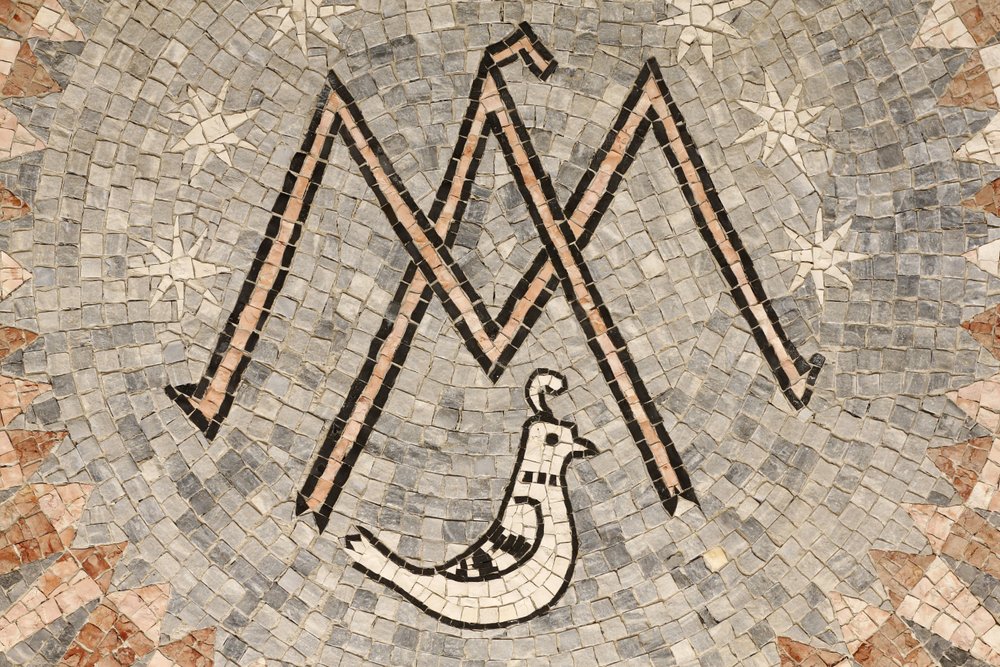 Bebådelsebasilikan, bokstaven M, Jungfru Marias symbol, Nasaret, Israel av Unbekannt