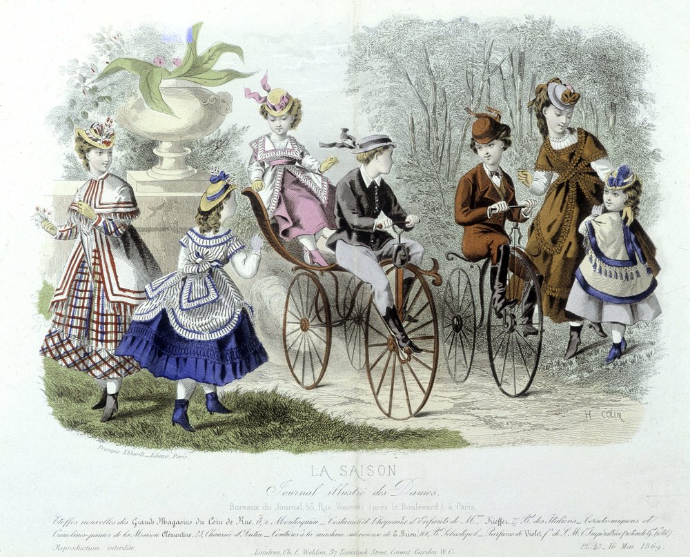 Mödrar, barn och cyklar på dagis (barnmode) - i "" Le journal illustré des dames"" av Unknown artist
