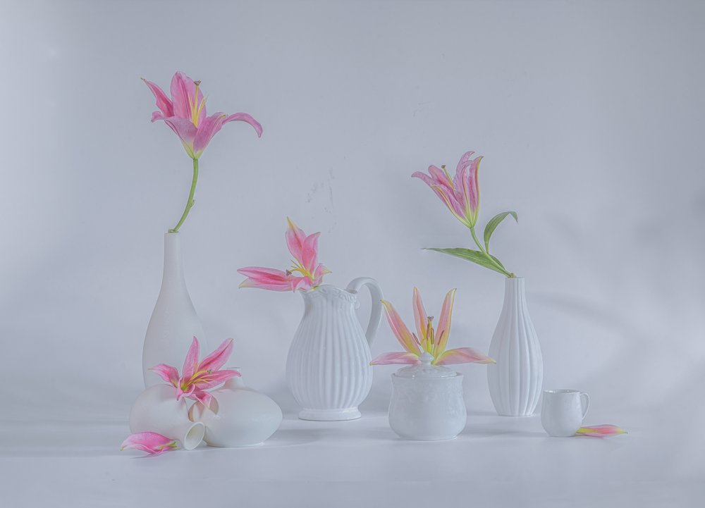 Nådiga rosa liljor av Alice Sheng