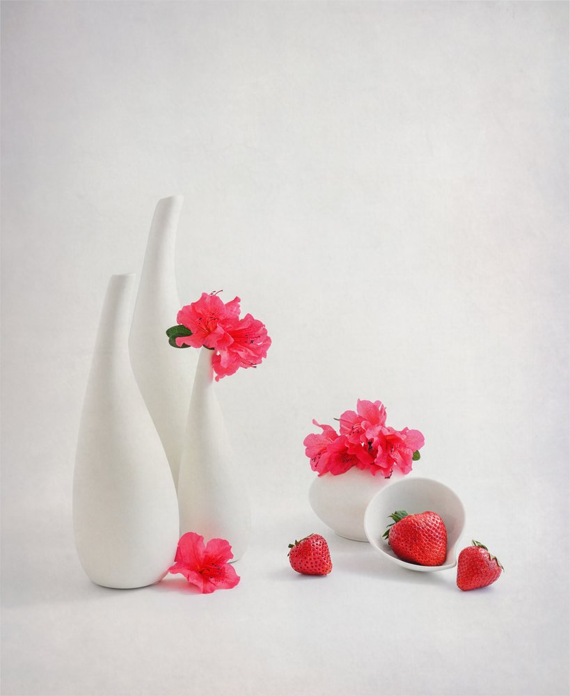Färska jordgubbar och rosa blommor av Alice Sheng