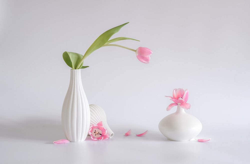 Blomsterarrangemang med mjukrosa tulpaner av Alice Sheng