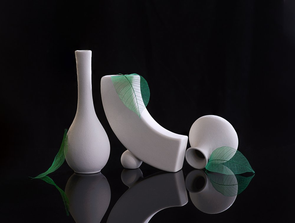Vita vaser, gröna blad av Alice Sheng
