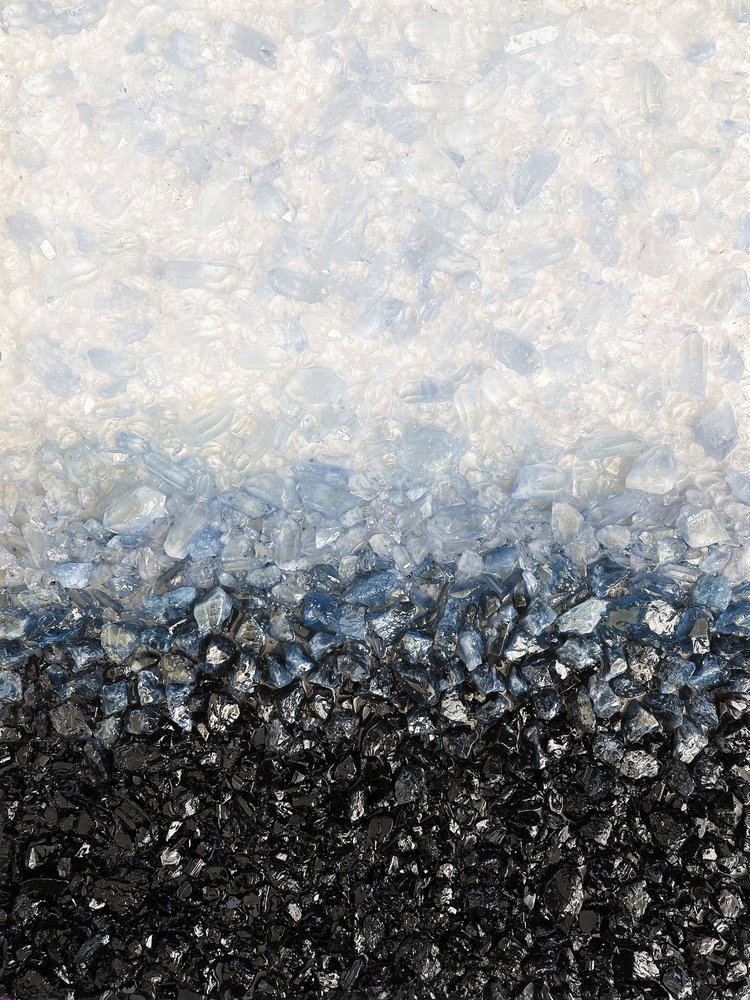 Blå-svart kristall med ton-i-ton-effekt av Alyson Storms