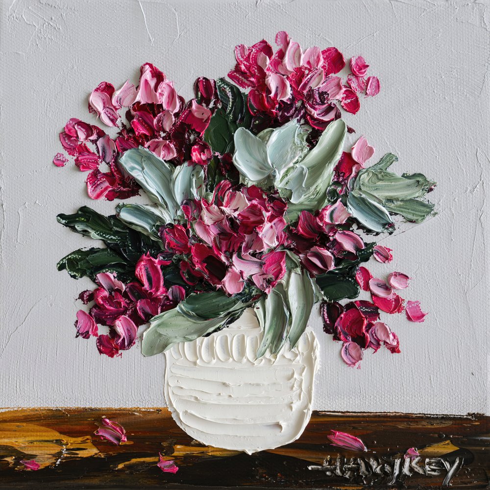 Livfullt blomsterstilleben av Angela Hawkey