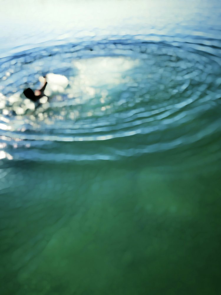 Surfare under ytan av Angelo Cerantola
