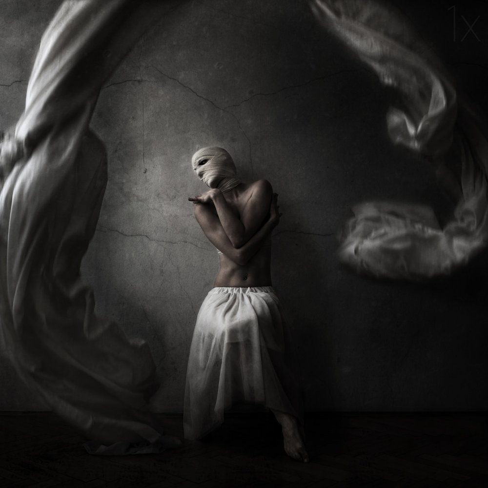 Dramatisk inlindad figur av Anja Matko