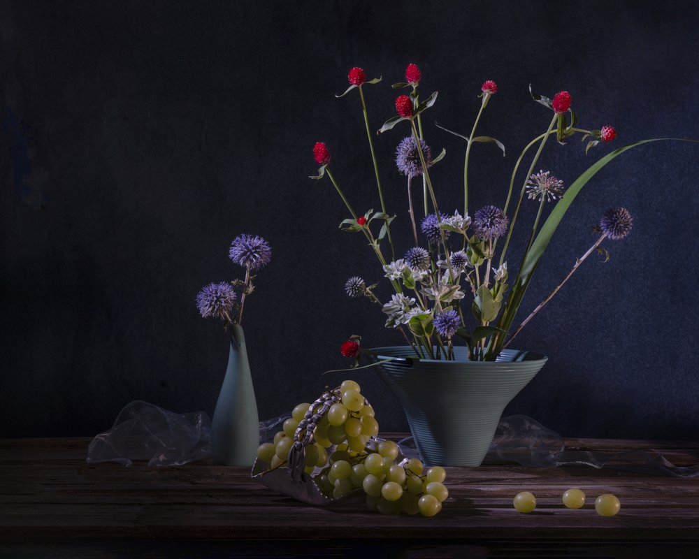 Mörkt blomsterstilleben av Anna Qu