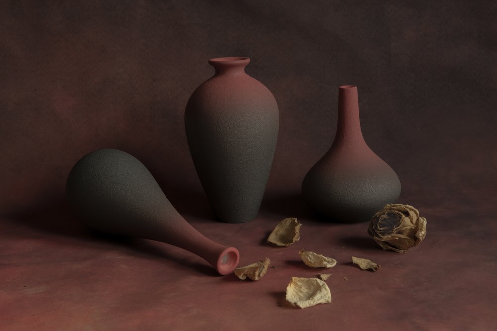 Elegant stilleben i keramik av Betty Liu