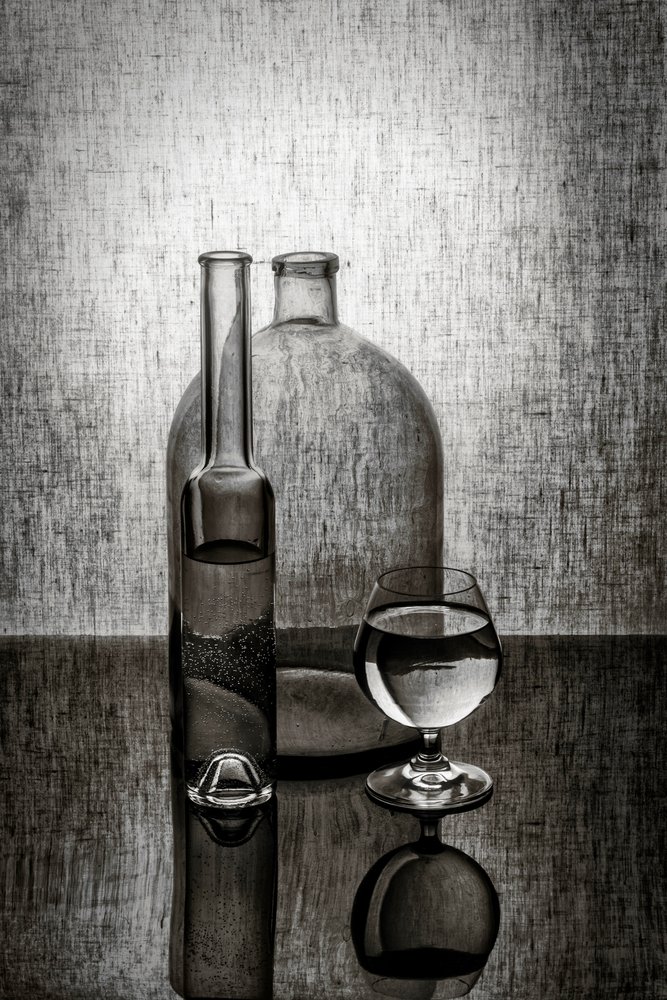 Reflektioner av glasflaskor av Brig Barkow