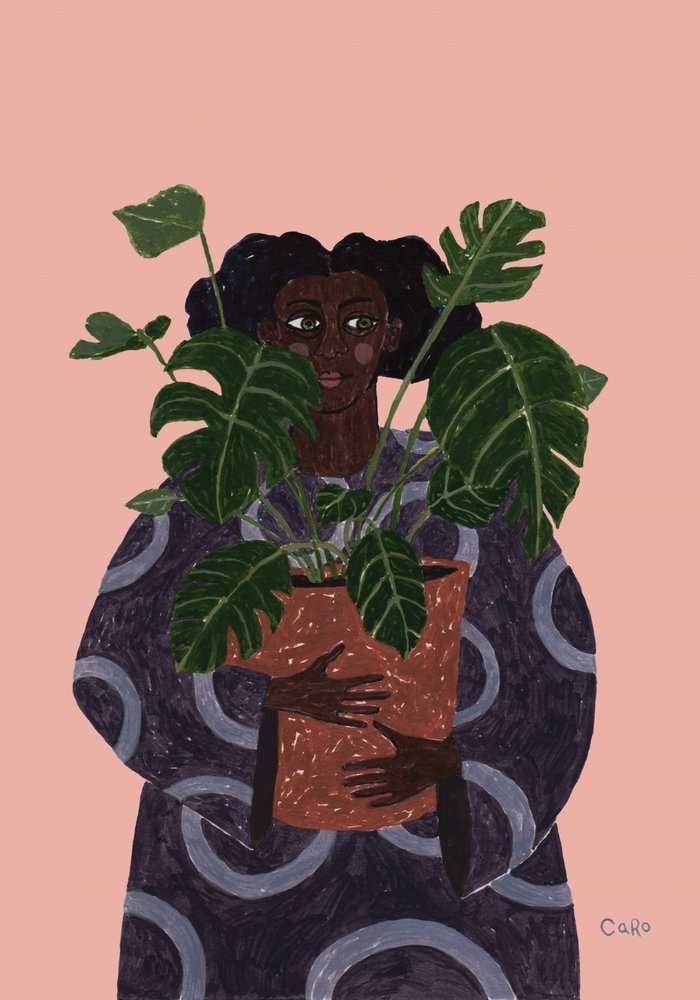 Kvinna som håller i en monstera av Caroline Roberts