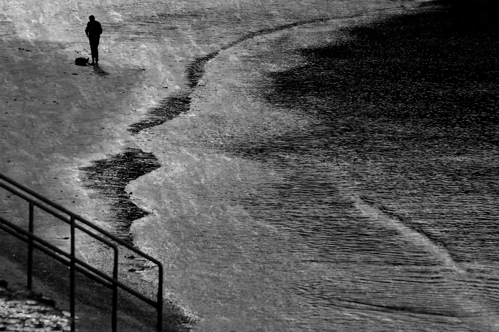En ensam figur på stranden av Chris Hamilton