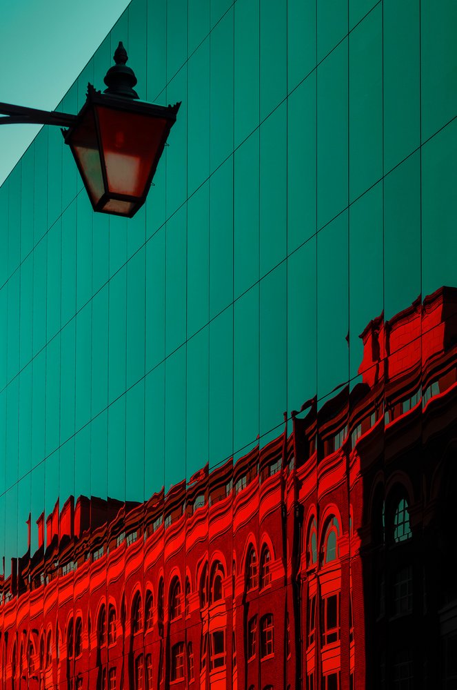 Tealröd urban reflektion av Chris Hamilton