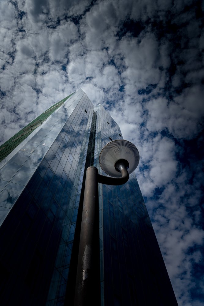 Reflektion i stadshimlen av Chris Hamilton