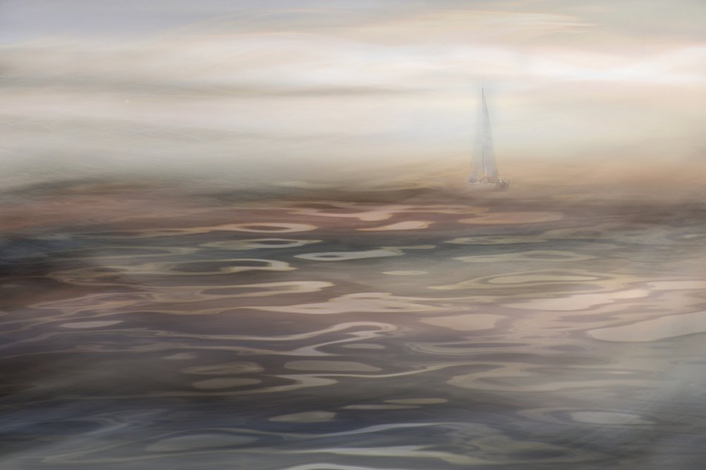 Dimhöljd segelbåt – Serenity av Christina Sillen