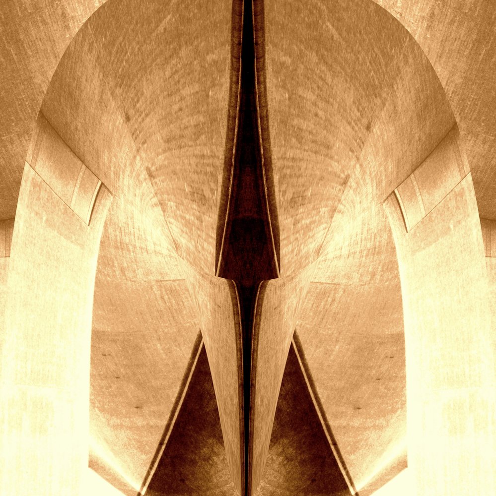 Sepia – Arkitektonisk symmetri av Christina Sillen