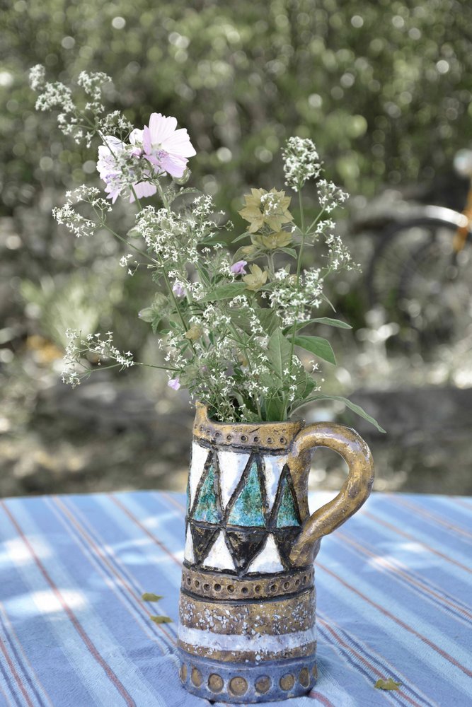 Vildblommor i en rustik vas av Christina Sillen