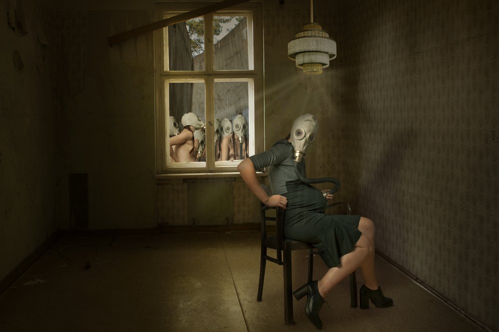 Den kusliga kvinnan med gasmask av Christine von Diepenbroek