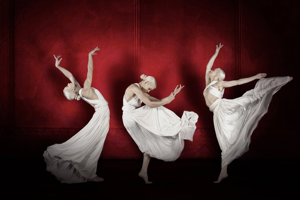 Eleganta dansare på den röda scenen av Christine von Diepenbroek
