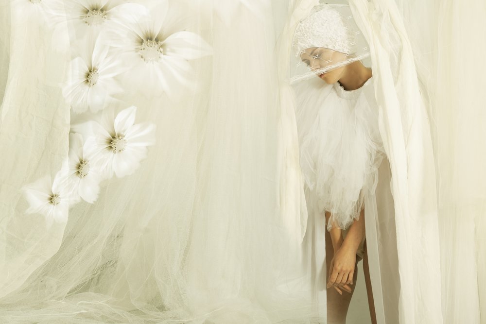 Eterisk kvinna med vita blommor av Christine von Diepenbroek