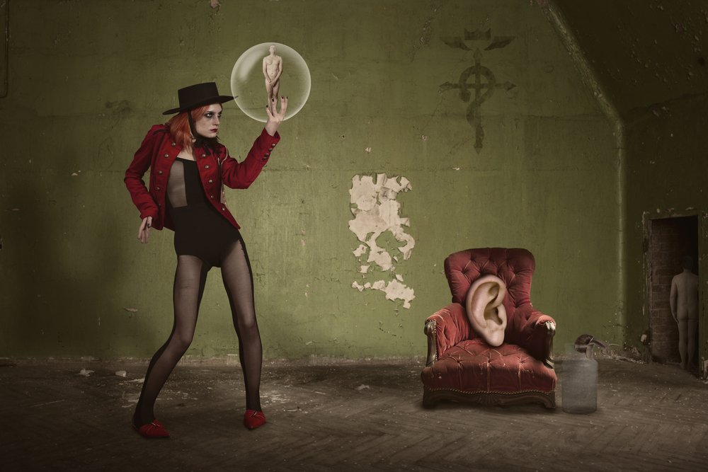 En kvinnas surrealistiska bubbla av Christine von Diepenbroek